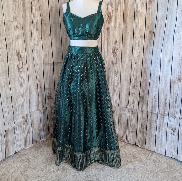Elegant Emerald Green Lehenga Choli Set - Picture 8 of 14
